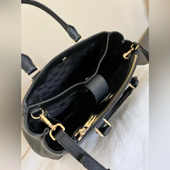 Michael Kors crossbody bag. - Picture 2 of 5